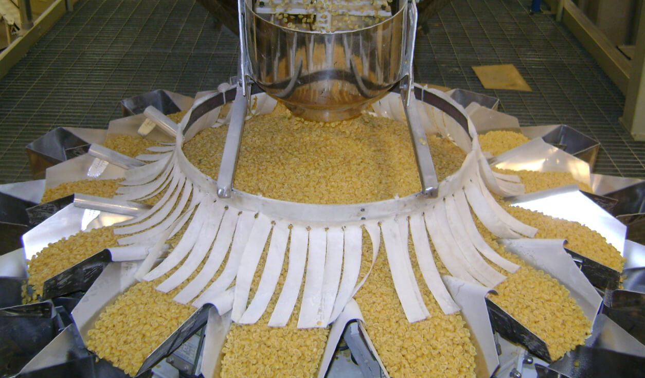 Fotografia Pasta separation at the Selmi factory